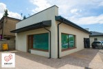 Ustawny lokal z dużą witryną i parkingiem